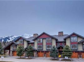 Pinnacle Ridge Chalets by Fernie Lodging Co, chal&eacute; alpino em Fernie