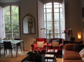 Elegant 2 Bedroom Apartment in Historic 1882 Building Central Sevilla Private Parking & Country Club Access