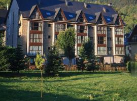 Aparthotel La Vall Blanca, aparthotel u gradu 'Vielha'