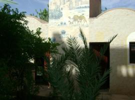 Hotel Elfayja, hótel í Alougoum