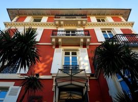 Hôtel & Espace Bien-être La Maison du Lierre, beach hotel in Biarritz