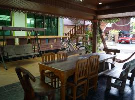 Three moon, hotell med parkering i Doi Saket