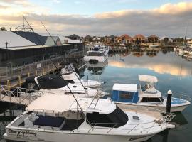 Marina View Chalets, accessible hotel in Wannanup