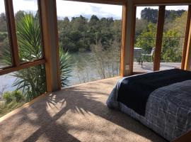 On The River, bed and breakfast en Hamilton