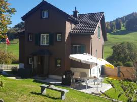 Ferienwohnung Eisenring in idyllischer Umgebung, hotel para famílias em Gähwil