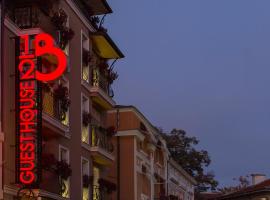 8 1/2 Art Guest House