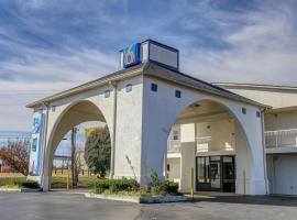 Motel 6-Dickson, TN, hotel v destinaci Dickson