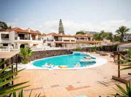 Sunny Large Terrace Apartment in Center of Las Americas, cabaña en Playa de las Américas