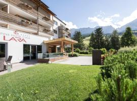 Alpine Hotel Ciasa Lara, hotel con piscina a La Villa