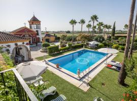 Casa de Campo con Piscina en Sevilla en los Palacios y Villafranca, landsted i Los Palacios y Villafranca