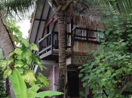 Panji Panji Tropical Wooden Home, hytte i Pantai Cenang