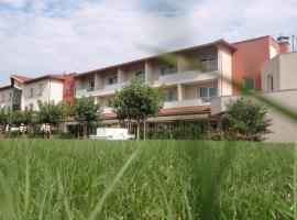 Hotel Le Chatard, hotel with hot tubs in Sarcey