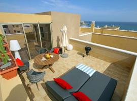 LA PERLA by RENTMEDANO superb luxury duplex, private roof terrace, ocean view, pool, WiFi and parking, razkošen hotel v mestu El Médano