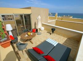 LA PERLA by RENTMEDANO superb luxury duplex, private roof terrace, ocean view, pool, WiFi and parking，位于厄尔梅达诺的酒店