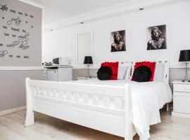 Golden Key Guesthouse, bed and breakfast i Vredenburg