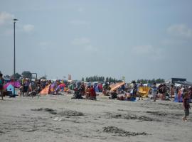 Haus Annegrete mit überdachter Terrasse zum Garten, hotel in Bensersiel