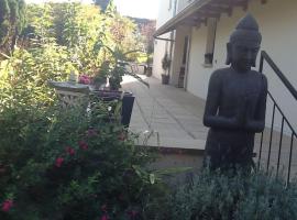 Maison d'hôtes Les Coudreaux, guest house in Rueil-Malmaison