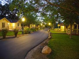 Wonder Valley Ranch Resort: Pine Flat Lake şehrinde bir tatil köyü