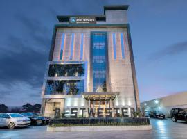 Best Western Summerlea jalandhar، فندق مع موقف سيارات في جالاندهار