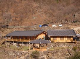 Buchungol Pension, hotelli Hadongissa lähellä maamerkkiä Ssanggyesa-temppeli