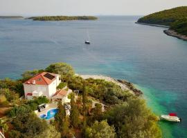Waterfront villa with pool, hotel in Vela Luka