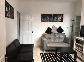 BEAUTIFUL HOME, 3 BEDROOM HOUSE near Alton Towers, Wedgwood museum, Universities, vacation home in Newcastle under Lyme