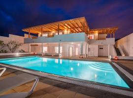 Villa Dedalos - A luxury large villa with a heated pool in Puerto Calero, luksushotel i Puerto Calero