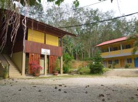 Country house Pulai Holiday Village, cabaña o casa de campo en Gua Musang