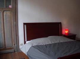 Guesthouse Oude Houtmarkt, къща за гости в Ипер