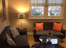 Stunning 2 bed flat Shepherds Bush, self-catering accommodation in London