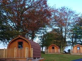 Drumshademuir Caravan & Camping Park, hotelli kohteessa Glamis lähellä maamerkkiä Glamisin linna