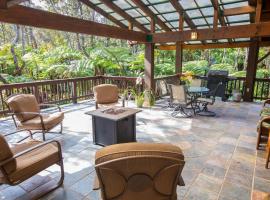Hale Mauna Loa Upper Level with shared Hot Tub, hotel in Volcano
