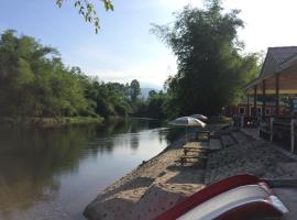 River&Mountain Resort, hotel con estacionamiento en Nakhon Nayok
