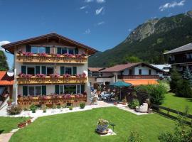Alpenflair Ferienwohnungen Gästehaus Tepferdt, hotel in Oberstdorf