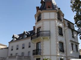 萊斯4賽遜斯城堡酒店，Saint-Cirgues-sur-Couze的有停車位的飯店