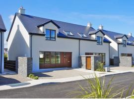 Corran Meabh Holiday Homes، فندق في اهينتش