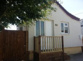 Sandy Cottage, holiday home in Clacton-on-Sea
