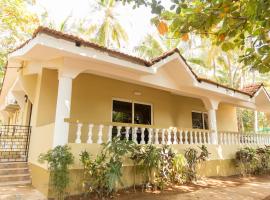 Hill Top Goa Lodge, guest house in Vagator
