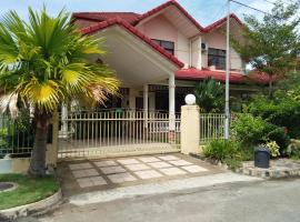 Palm Beach Villa, family hotel in Kampong Laut