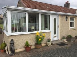 Honeysuckle-Peaceful Scottish Cottage with Hot Tub, hotell i Airdrie