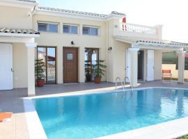 Villa de la Mer, hotel v destinaci Agios Stefanos