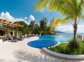 Paraiso Rainforest and Beach Hotel, hotel sa bazenima u gradu Omoa