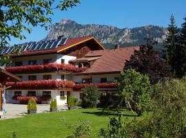 Apart & Pension Wassermann inklusive Sommerbergbahnticket, bed and breakfast en Tannheim