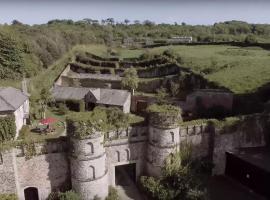 Bay Cottage & Bay Stables, hotel in Torpoint