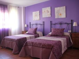 Hostal Zaguan, guest house in Talaveruela