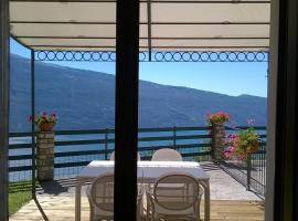 CASA NAVLA' AppartamentI "Ulivi"- "Fiori" -"Velieri"-"Luna"-"Nido"-"Taverna" – hotel w mieście Tignale