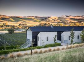 Black Estate B & B، فندق في Waipara