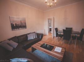 Stylish and Spacious two bed in Aberdeen's West End، فندق في أبردين
