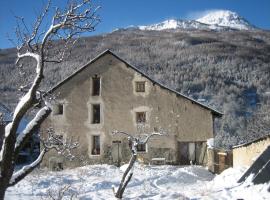 Snowgums Chalet Apartments, hotel in Briançon