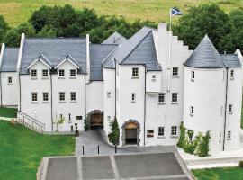 Glenskirlie Castle Hotel, hotel in Banknock